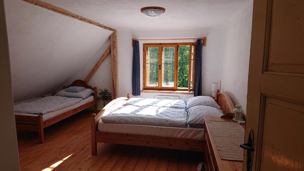 Postel nebo postele na pokoji v ubytování Chalupa U Potoka