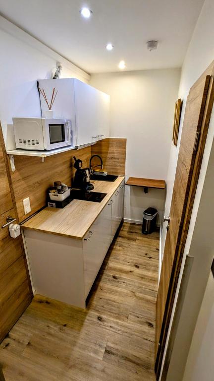 Kuchyň nebo kuchyňský kout v ubytování Hotel am Rathaus