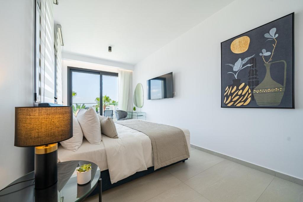 Postel nebo postele na pokoji v ubytování Waterside Sea View Apartments