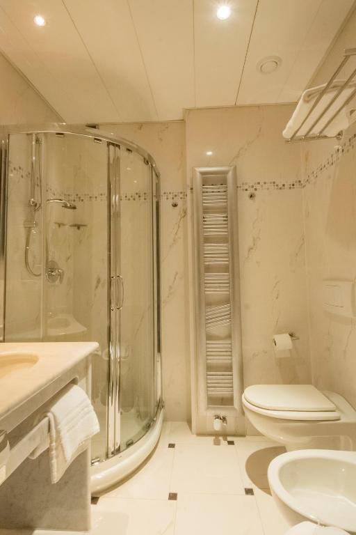 Koupelna v ubytování Dado Hotel International