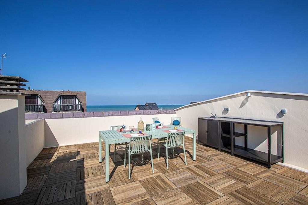 une table et des chaises sur un balcon avec l'océan dans l'établissement Very nice apartment-Roof Top, à Blonville-sur-Mer