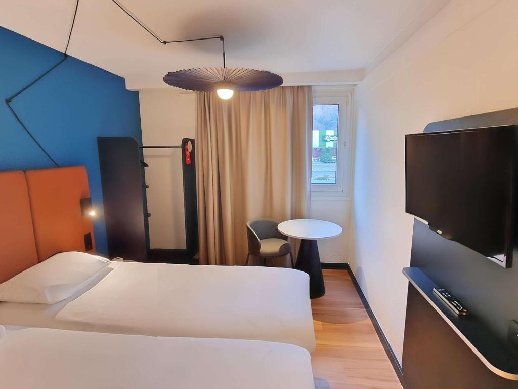 Postel nebo postele na pokoji v ubytování Ibis Sallanches Porte du MontBlanc