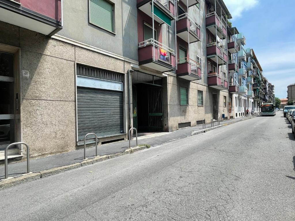 Una calle vacía en una ciudad con un edificio en Corsico Comfort Loft - Affitti Brevi Italia, en Corsico