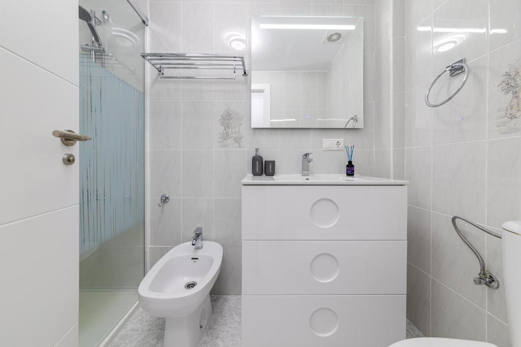 Kúpeľňa v ubytovaní Calle Concordia 86, two bedroom apartment, up to 6 guests, near Del Cura beach,supermarket Mercadona and central bus station
