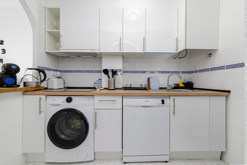 Kuchyňa alebo kuchynka v ubytovaní Calle Concordia 86, two bedroom apartment, up to 6 guests, near Del Cura beach,supermarket Mercadona and central bus station