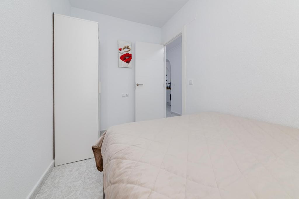 Posteľ alebo postele v izbe v ubytovaní Calle Concordia 86, two bedroom apartment, up to 6 guests, near Del Cura beach,supermarket Mercadona and central bus station