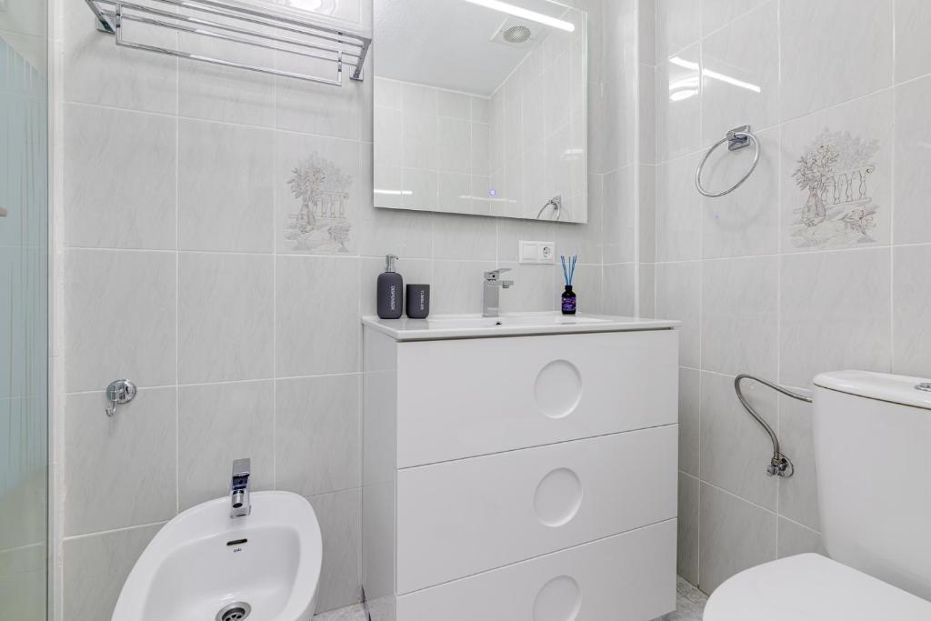 Kúpeľňa v ubytovaní Calle Concordia 86, two bedroom apartment, up to 6 guests, near Del Cura beach,supermarket Mercadona and central bus station
