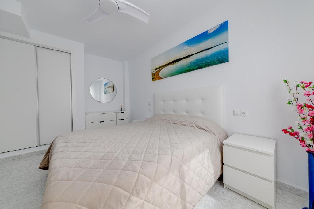 Posteľ alebo postele v izbe v ubytovaní Calle Concordia 86, two bedroom apartment, up to 6 guests, near Del Cura beach,supermarket Mercadona and central bus station