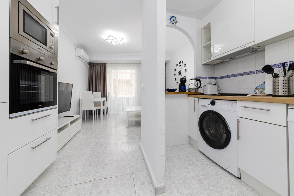 Kuchyňa alebo kuchynka v ubytovaní Calle Concordia 86, two bedroom apartment, up to 6 guests, near Del Cura beach,supermarket Mercadona and central bus station