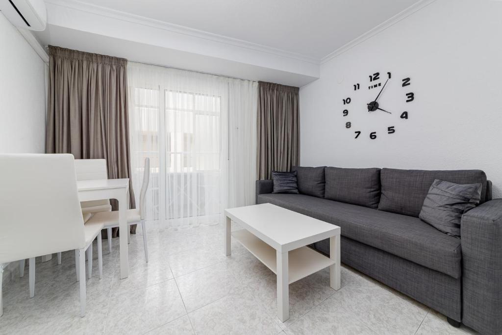 Posedenie v ubytovaní Calle Concordia 86, two bedroom apartment, up to 6 guests, near Del Cura beach,supermarket Mercadona and central bus station