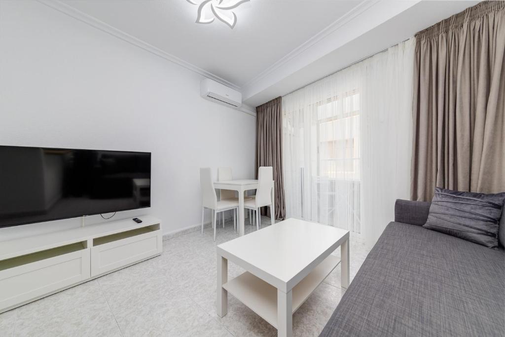 Televízia a/alebo spoločenská miestnosť v ubytovaní Calle Concordia 86, two bedroom apartment, up to 6 guests, near Del Cura beach,supermarket Mercadona and central bus station