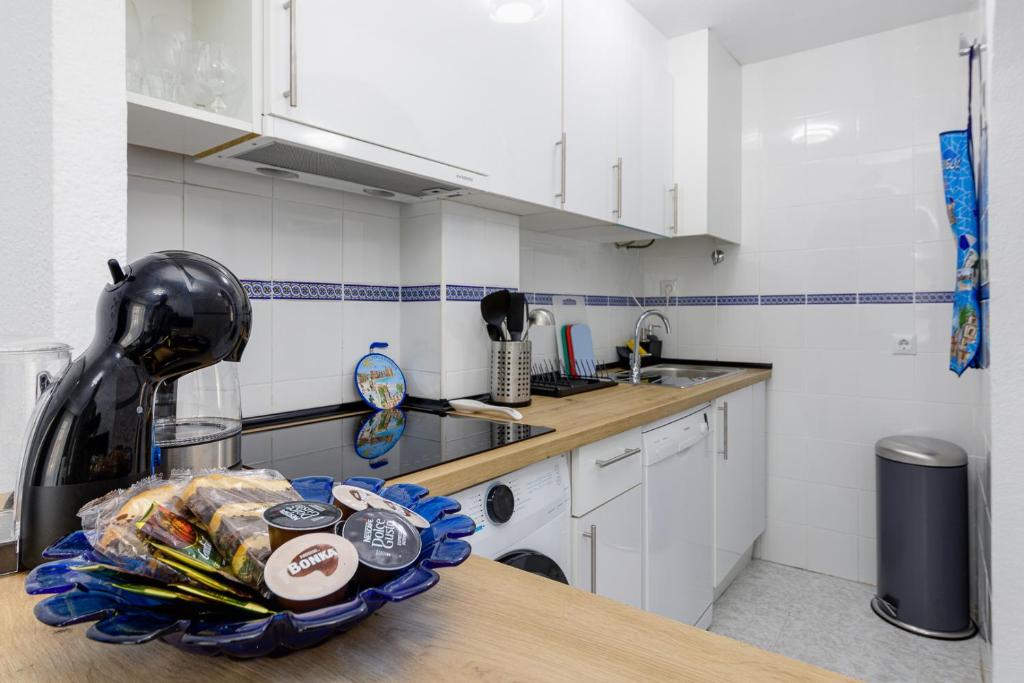 Kuchyňa alebo kuchynka v ubytovaní Calle Concordia 86, two bedroom apartment, up to 6 guests, near Del Cura beach,supermarket Mercadona and central bus station
