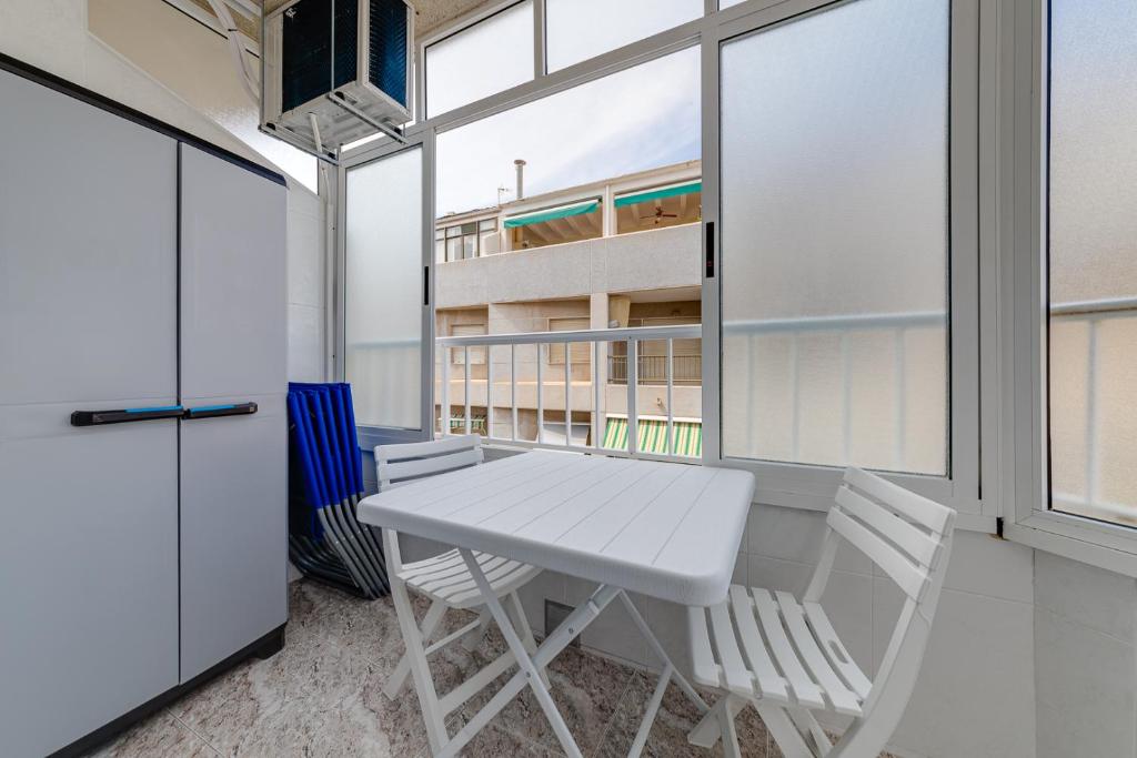 Balkón alebo terasa v ubytovaní Calle Concordia 86, two bedroom apartment, up to 6 guests, near Del Cura beach,supermarket Mercadona and central bus station