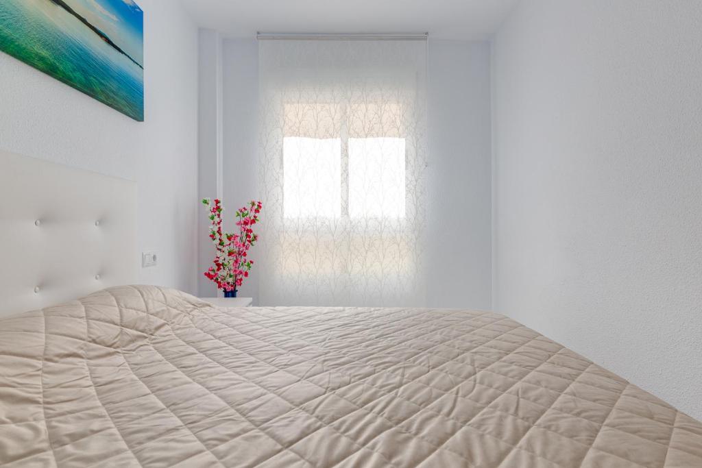 Posteľ alebo postele v izbe v ubytovaní Calle Concordia 86, two bedroom apartment, up to 6 guests, near Del Cura beach,supermarket Mercadona and central bus station
