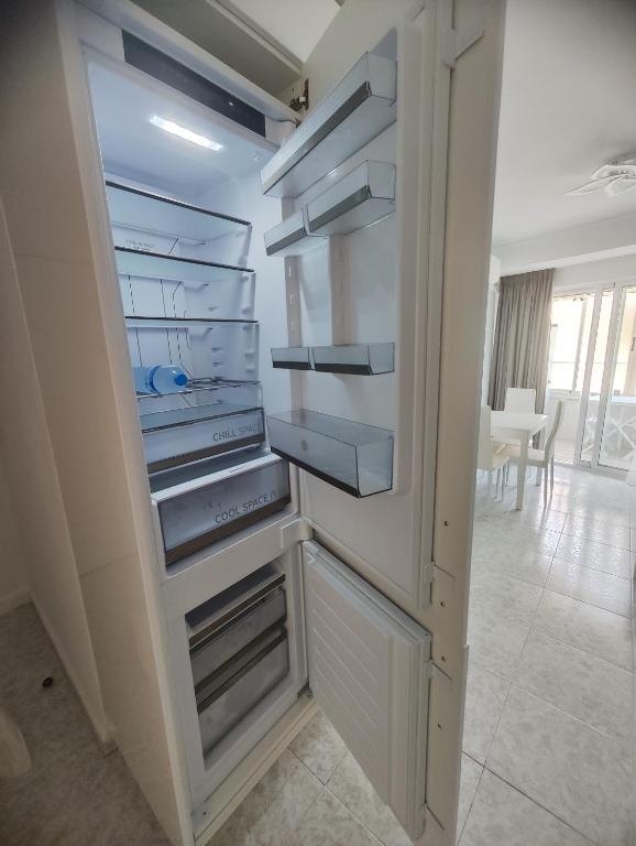 Kuchyňa alebo kuchynka v ubytovaní Calle Concordia 86, two bedroom apartment, up to 6 guests, near Del Cura beach,supermarket Mercadona and central bus station
