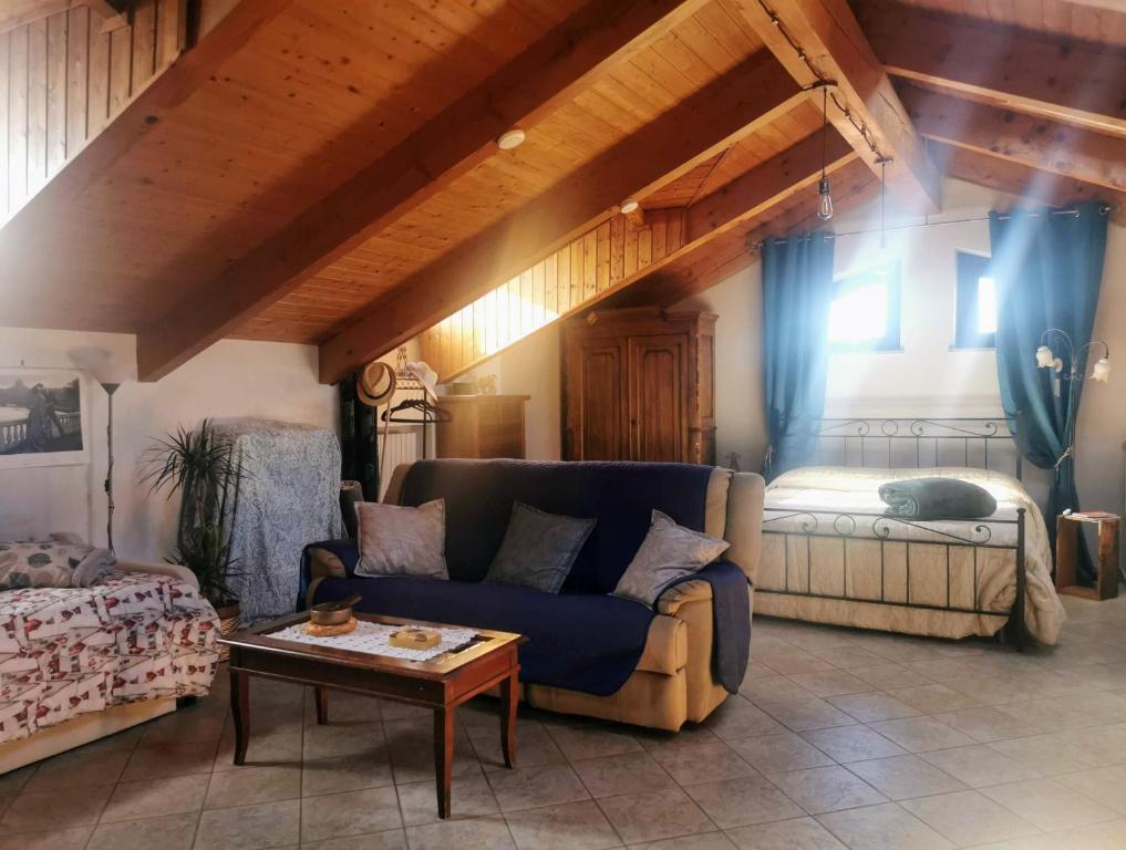 a living room with a couch and a table at Orto del pettirosso in Front