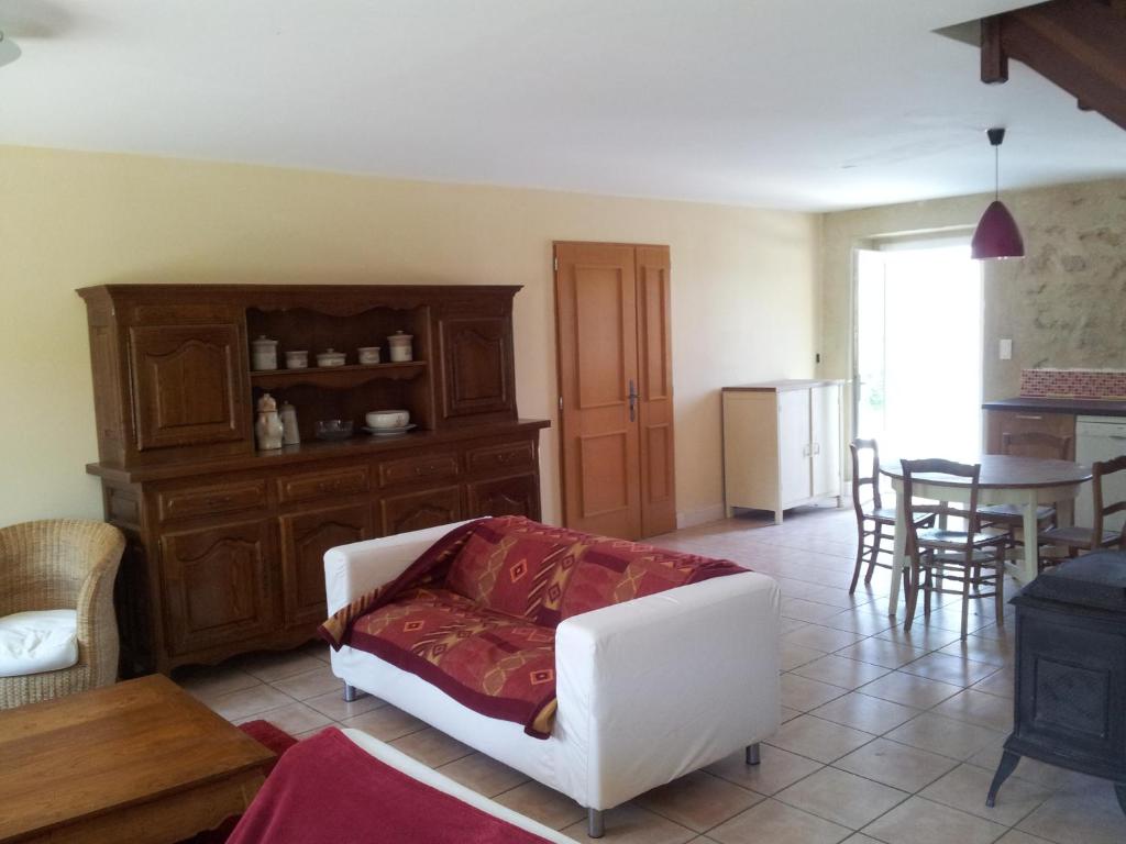 un salon avec un canapé blanc et une table dans l'établissement Fossat, à Villautou