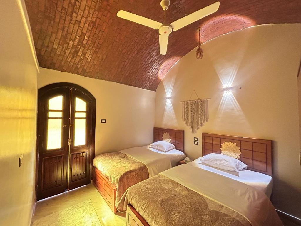 Rúm í herbergi á Nubian Soul Guest Houses