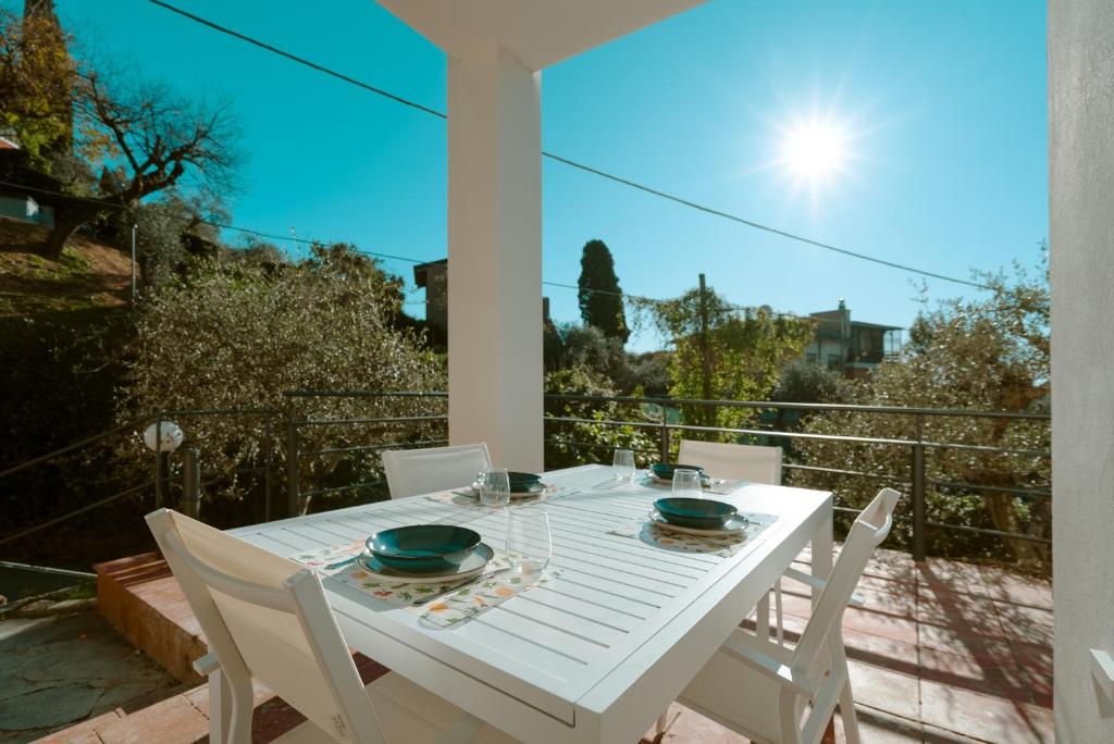 テッラロにあるBorgo Antico - Casa White Tellaro PTの白いダイニングテーブルと椅子付きのバルコニー