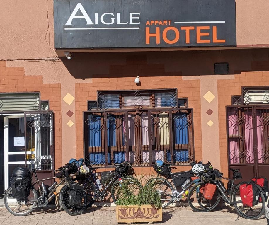 瓦尔扎扎特APPART AIGLE HOTEL的停在公寓酒店外的一组自行车