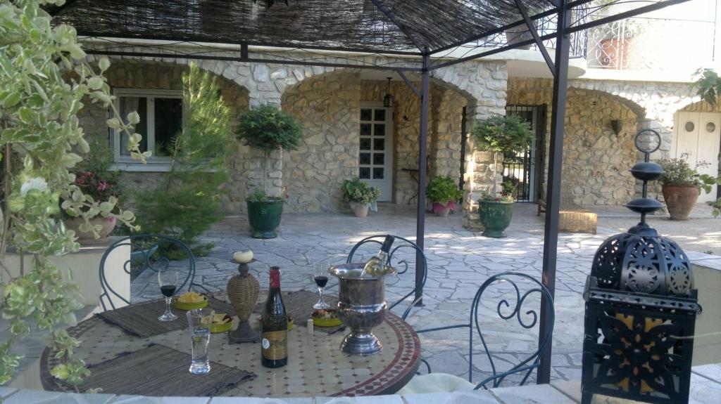 Nápoje v ubytování Gîtes maisons de vacances Domaine la Chamade Carpentras