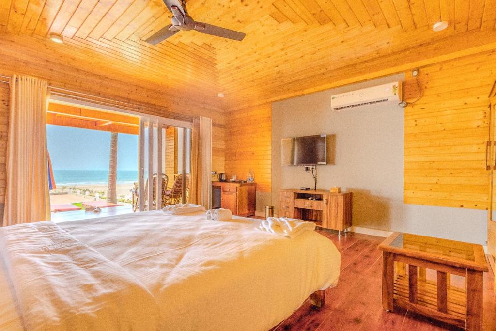 Кровать или кровати в номере The O2H Agonda Beach Resort