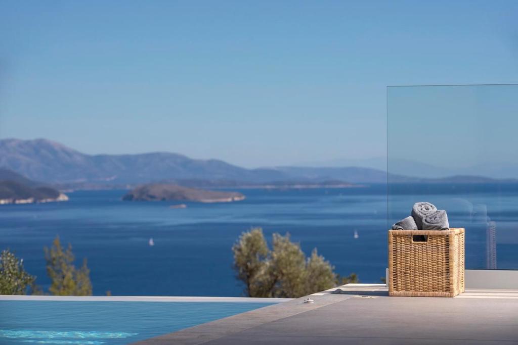 - un panier en osier installé à côté de la piscine dans l'établissement Brand new High-end villa Astro, à Sývota