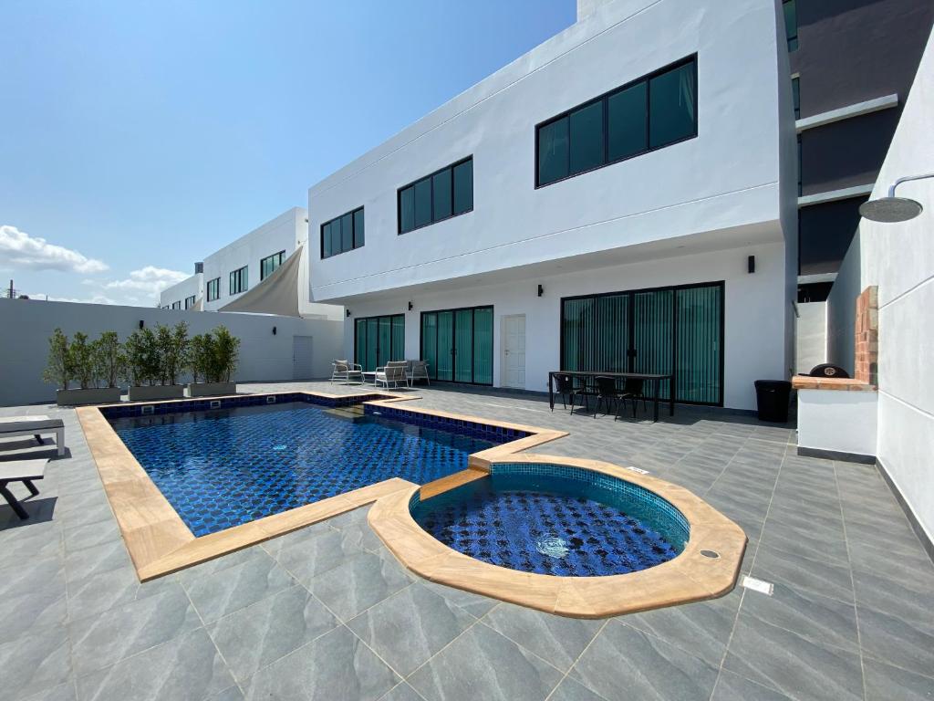 een zwembad voor een gebouw bij PATTAYA POOL VILLA 427 nearby WALKING STREET in Pattaya South