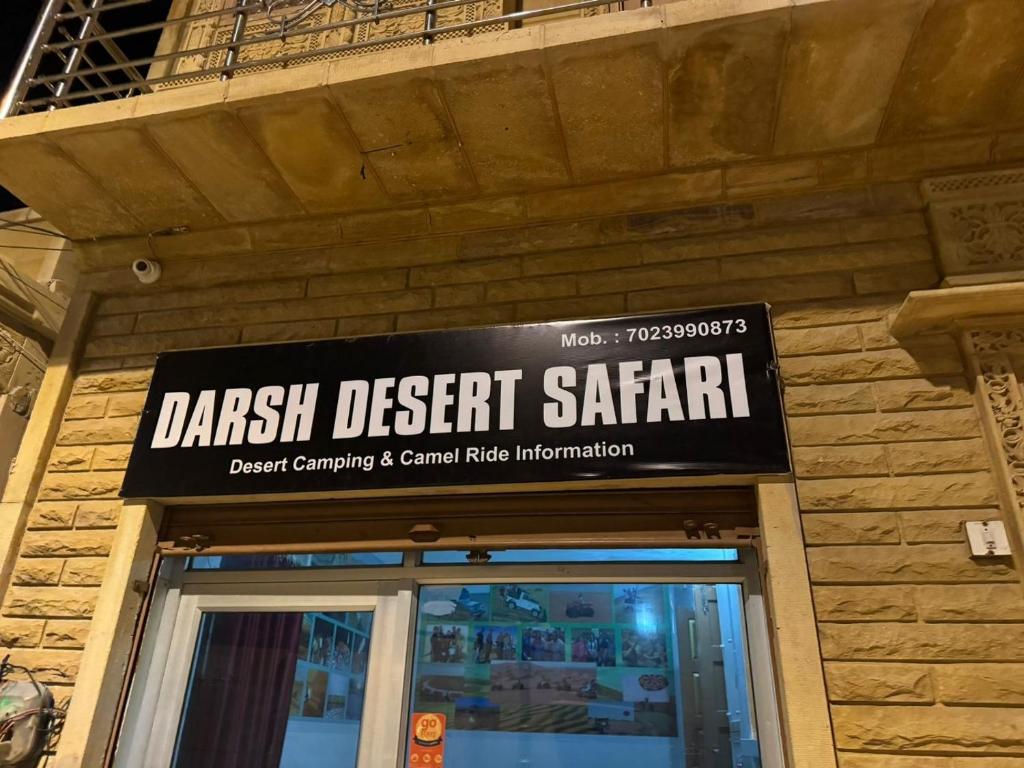 Un segno per una fascia danese del deserto su un edificio di Hotel Darsh Safari - Fort View a Jaisalmer