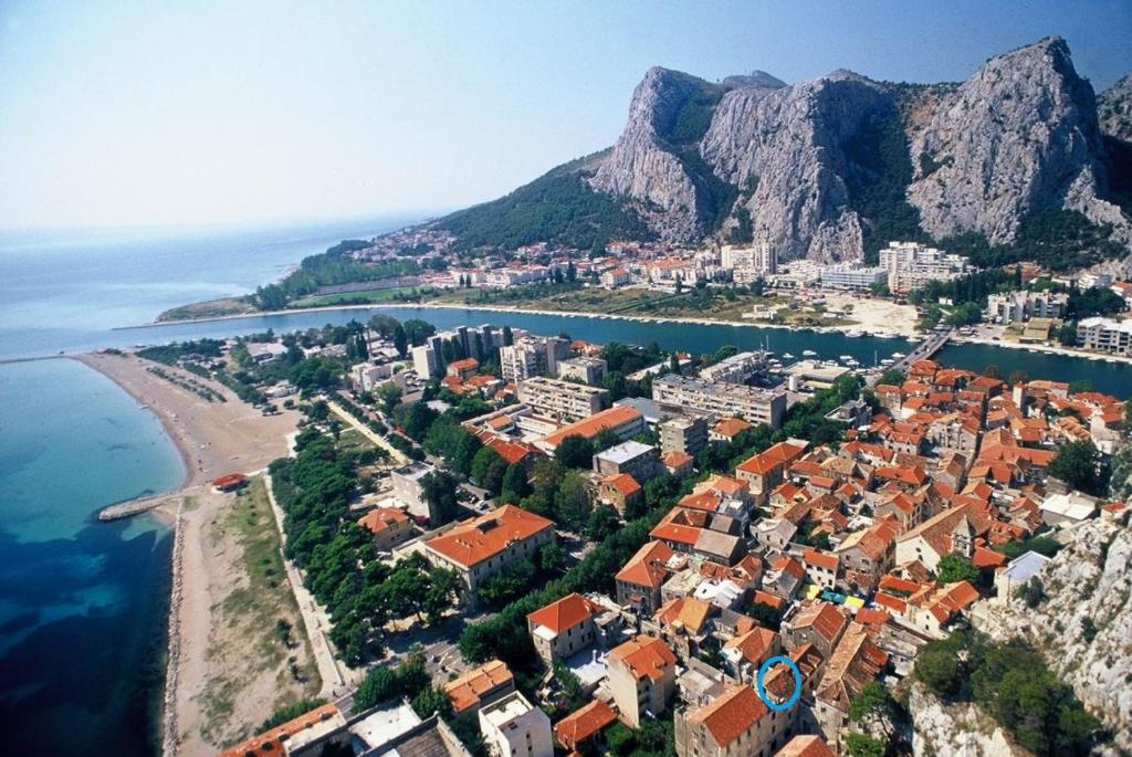 eine Luftblick auf eine Stadt mit einem Berg in der Unterkunft Apartment Aldo in Omiš