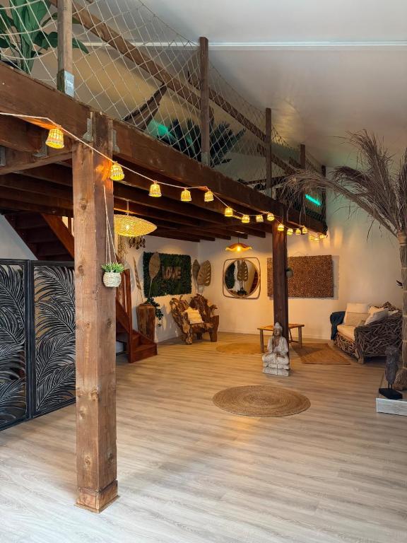 Photo de la galerie de l'établissement Appart Loft Balneo Jacuzzi Wifi Clim et Parking, à Mauguio