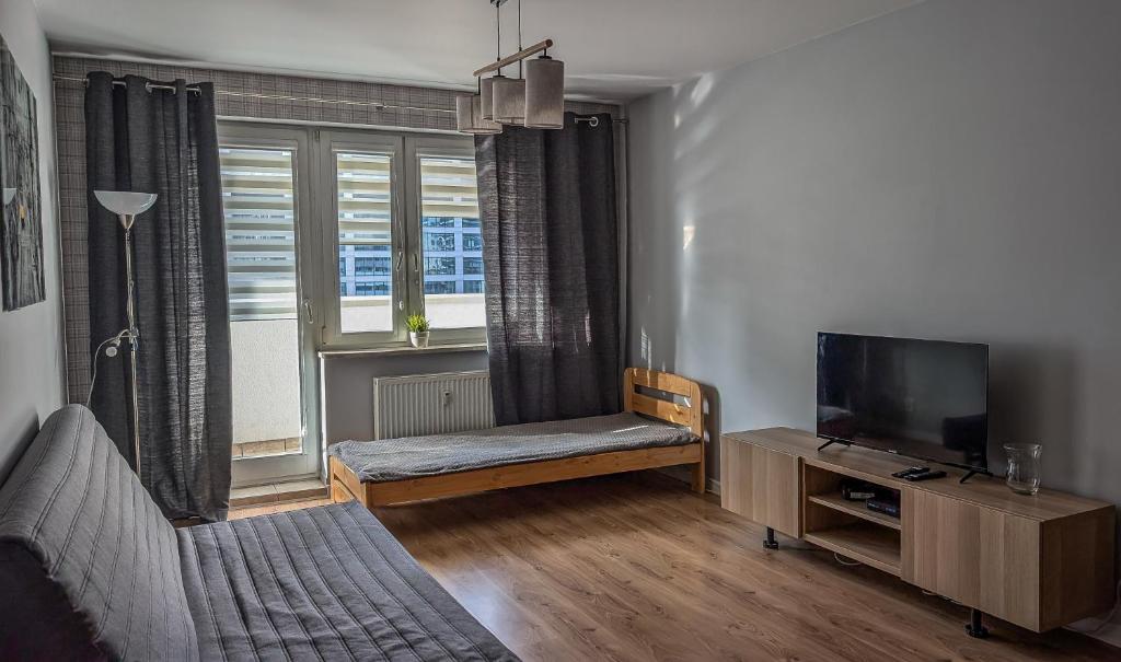 Televízia a/alebo spoločenská miestnosť v ubytovaní Velvet Łucka
