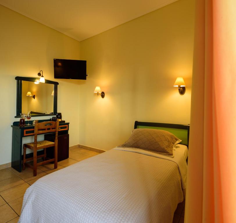 Postel nebo postele na pokoji v ubytování Karidis Hotel