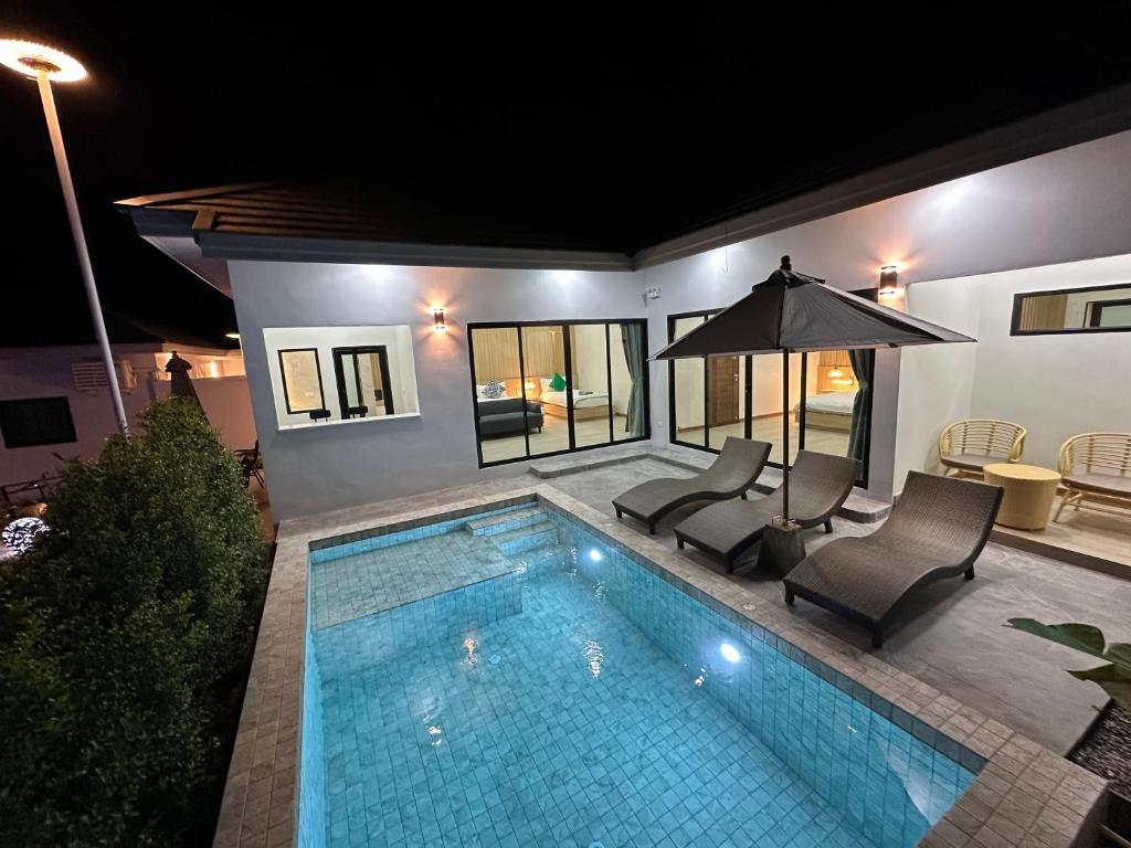 Bazén v ubytování Aonang nine poolvilla resort nebo v jeho okolí