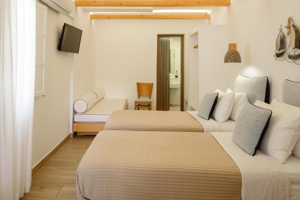 Postel nebo postele na pokoji v ubytování Karidis Hotel