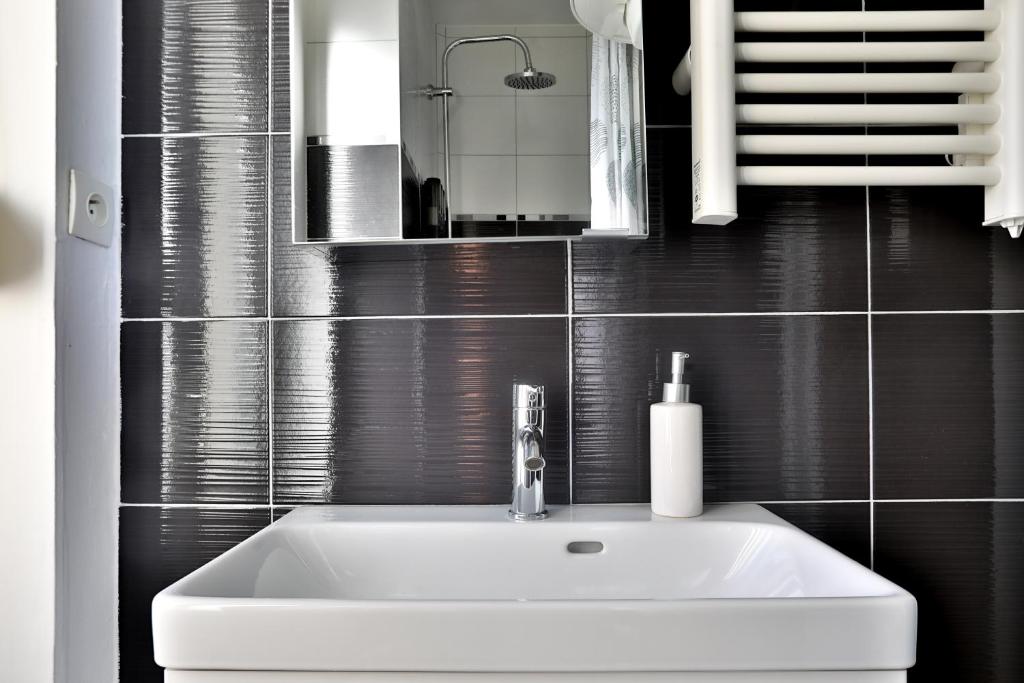 Lovely quiet 2 rooms close to center with balcony – photo 8