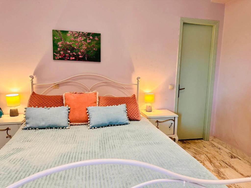 Postel nebo postele na pokoji v ubytování Dolce Vita Apartments - Spacious Renovated Apartments with Unique Decor Perfect for 4 in Laganas Ideal for Fun and Relaxation By Villa Mana Gers
