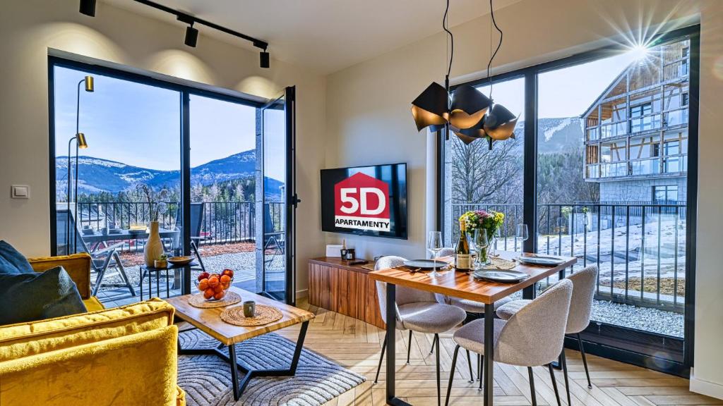 卡尔帕奇Apartament Orlik 006 z ogrodem i widokiem na Śnieżkę - 5D Apartments的带桌子和大窗户的客厅
