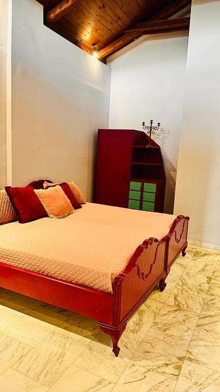 Postel nebo postele na pokoji v ubytování Dolce Vita Apartments - Spacious Renovated Apartments with Unique Decor Perfect for 4 in Laganas Ideal for Fun and Relaxation By Villa Mana Gers