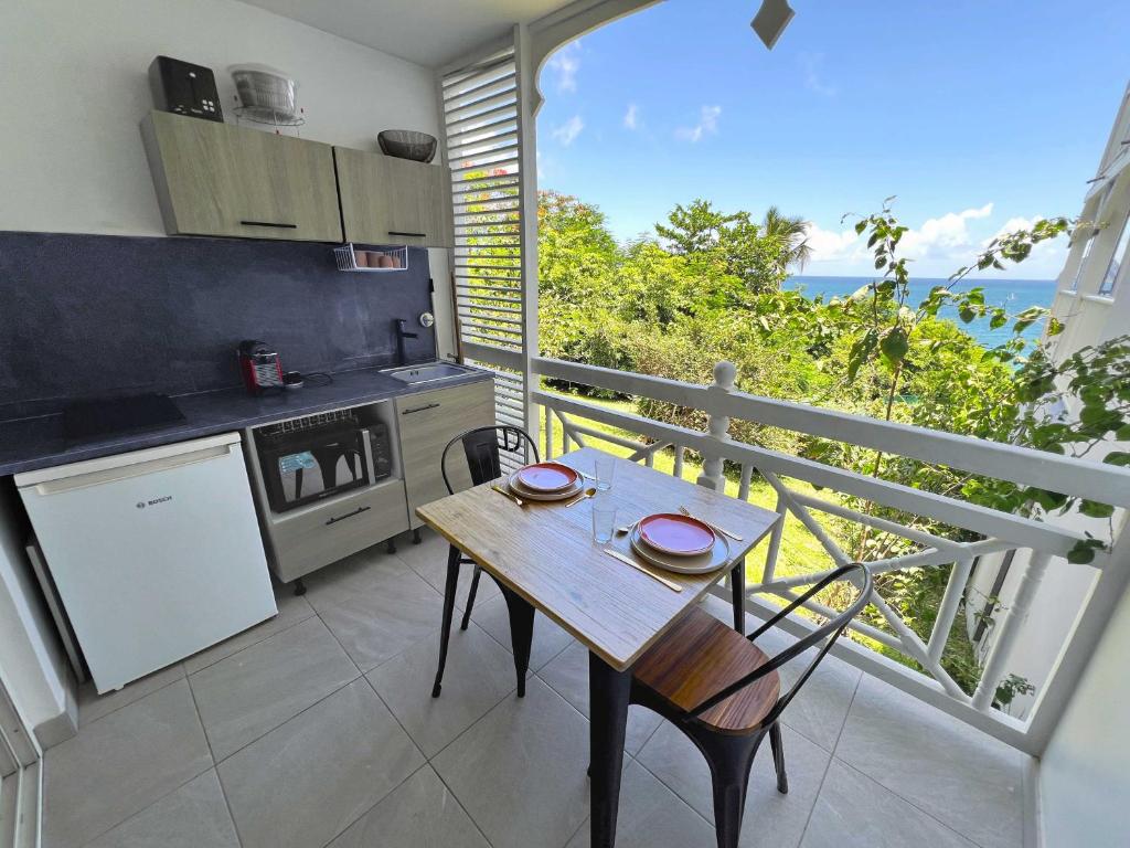 Kuchyň nebo kuchyňský kout v ubytování Studio Or au Diamant, vue mer des Caraïbes