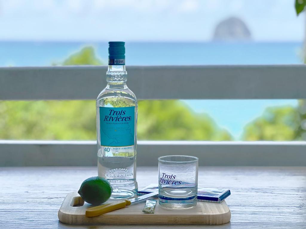 Nápoje v ubytování Studio Or au Diamant, vue mer des Caraïbes