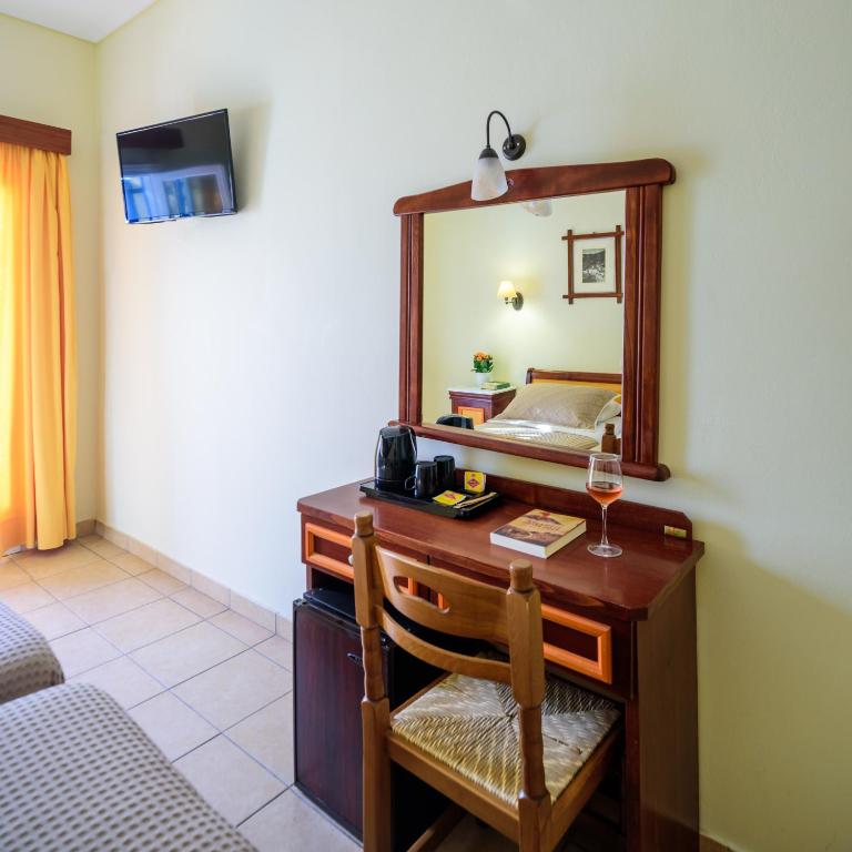 TV a/nebo společenská místnost v ubytování Karidis Hotel