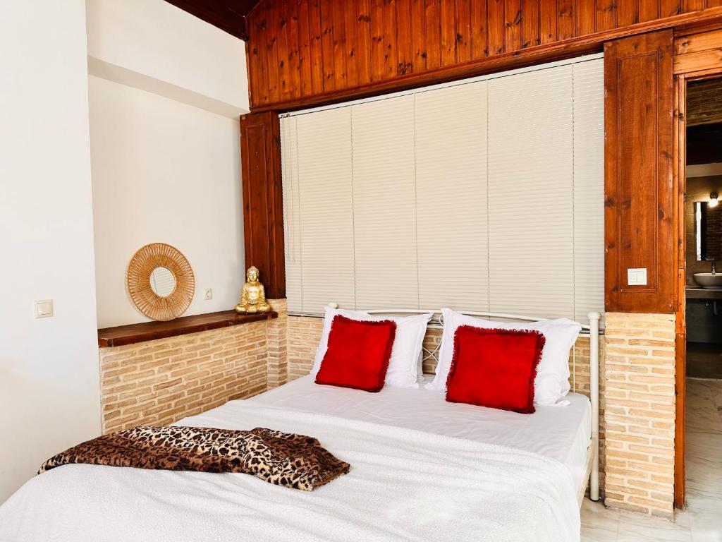 Postel nebo postele na pokoji v ubytování Dolce Vita Apartments - Spacious Renovated Apartments with Unique Decor Perfect for 4 in Laganas Ideal for Fun and Relaxation By Villa Mana Gers