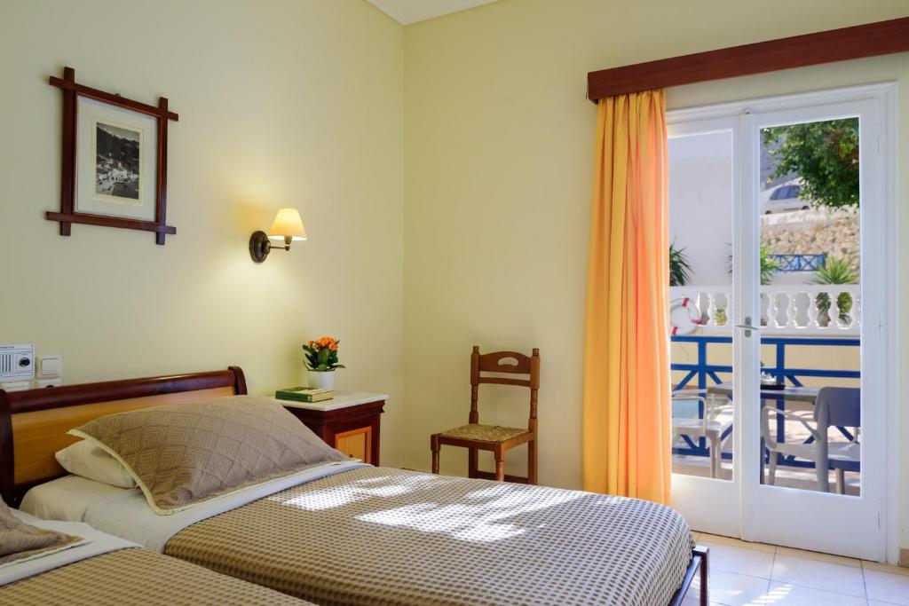 Postel nebo postele na pokoji v ubytování Karidis Hotel