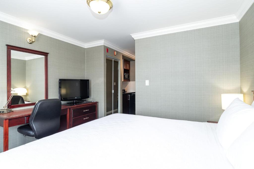 TV a/nebo společenská místnost v ubytování Sandman Hotel Red Deer