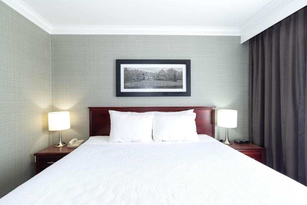 Postel nebo postele na pokoji v ubytování Sandman Hotel Red Deer