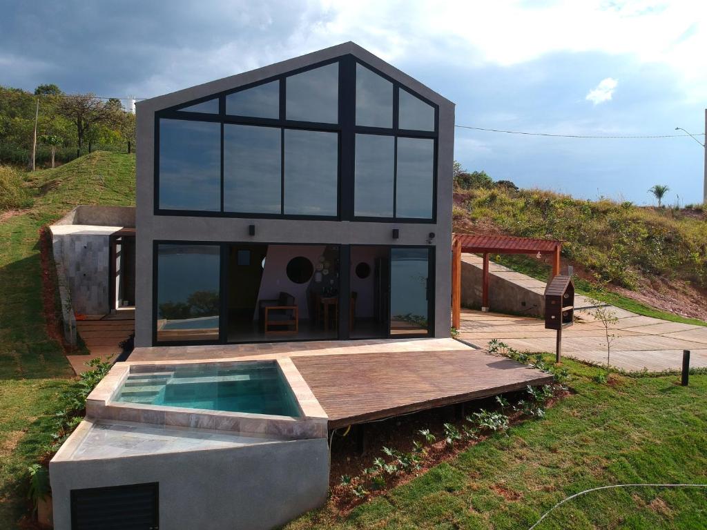 a house on a hill with a swimming pool at Nau Loft Refúgio - Capitolio MG in São José da Barra