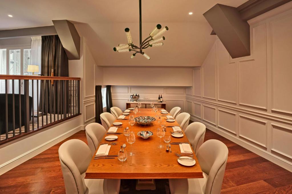 a large dining room with a long table and chairs at London Marriott Hotel County Hall in London