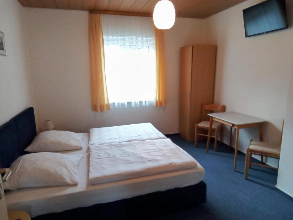 Postel nebo postele na pokoji v ubytování Gasthof zur Krone