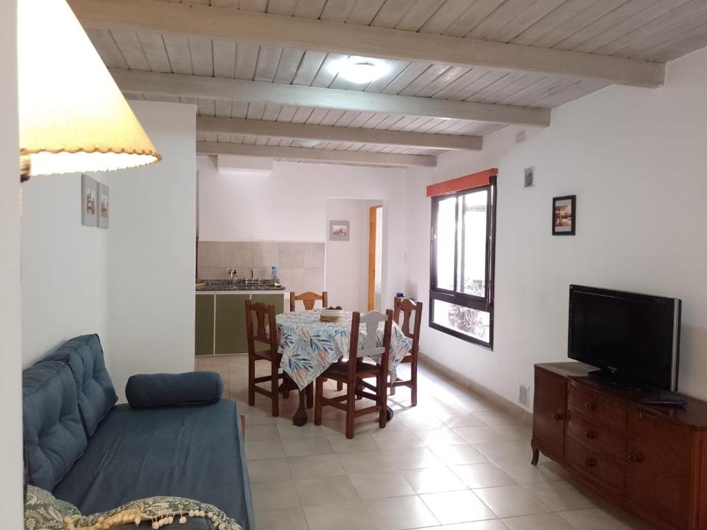 una sala de estar con una mesa y un sofá en Belgrano 210, en Canals